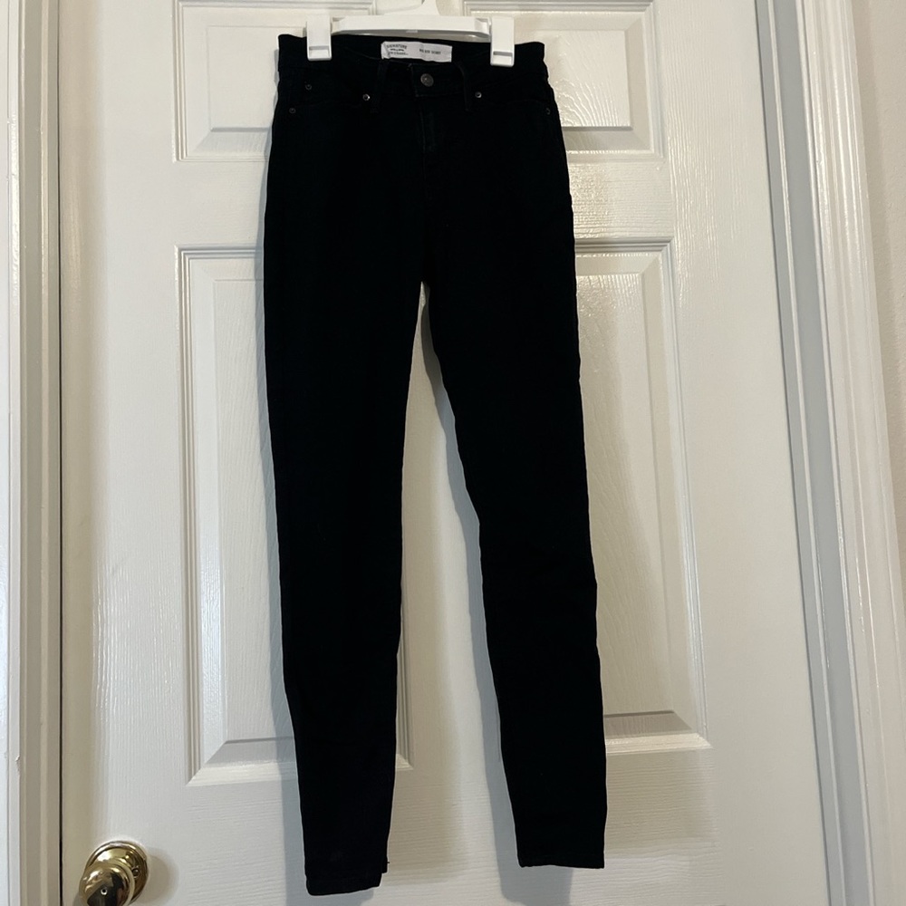 Signature by Levi Strauss Black Mid Rise Skinny Jeans! Good Condition!